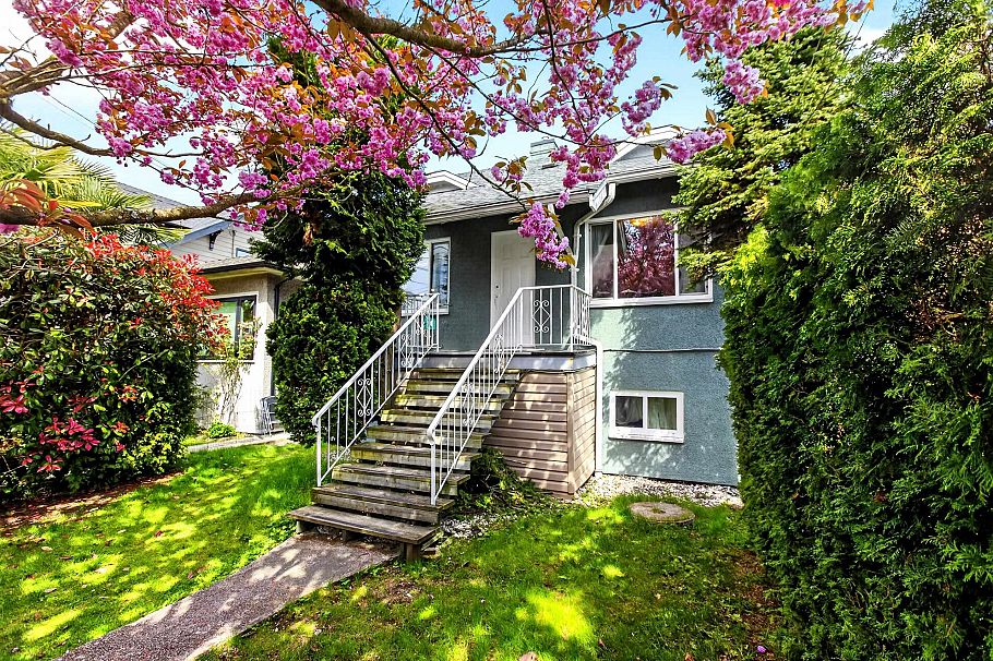 2975 W 8th Avenue Vancouver, BC - 1