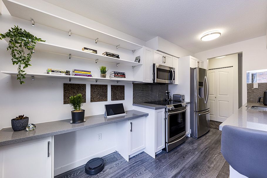 208 160 E 19th Street North Vancouver, BC - 4