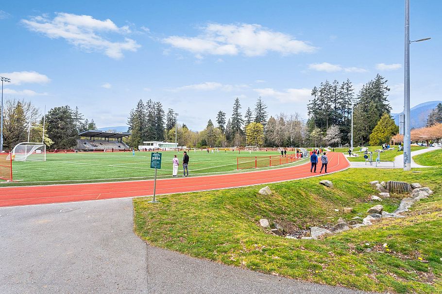 2136 Jones Avenue North Vancouver, BC - 33