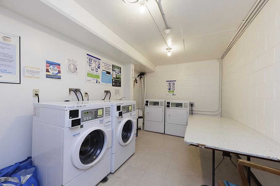 208 160 E 19th Street North Vancouver, BC - 31