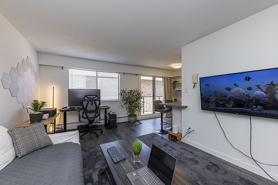 208 160 E 19th Street North Vancouver, BC - 10