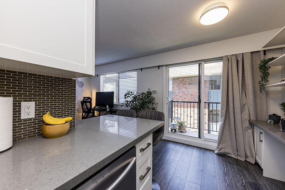 208 160 E 19th Street North Vancouver, BC - 23