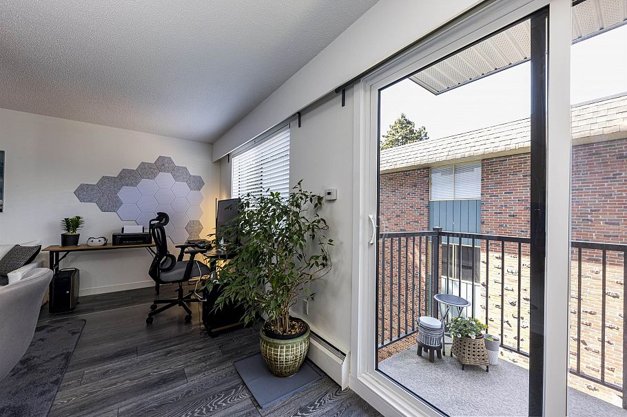 208 160 E 19th Street North Vancouver, BC - 24