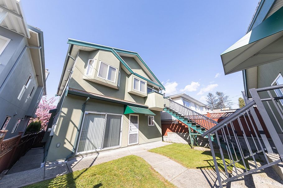 3076 E 27th Avenue Vancouver, BC - 22
