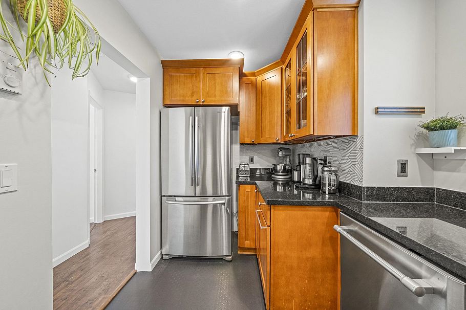 204 1883 E 10th Avenue Vancouver, BC - 10