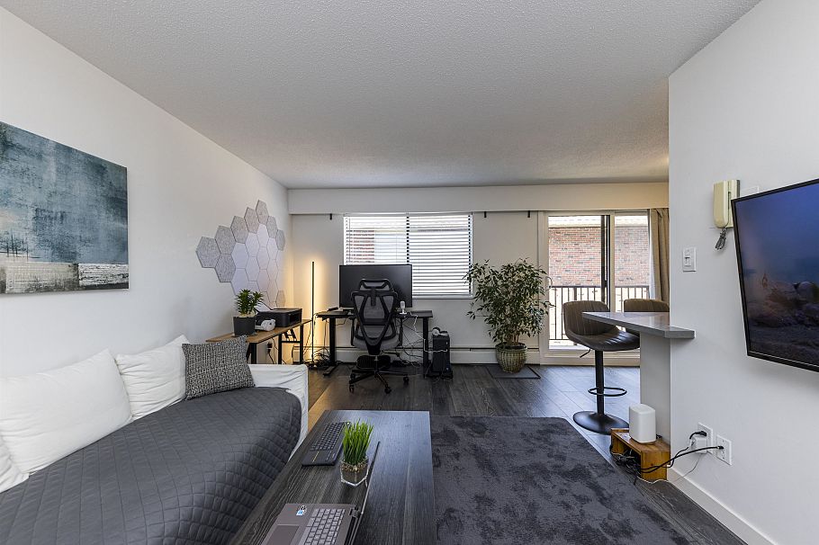 208 160 E 19th Street North Vancouver, BC - 17