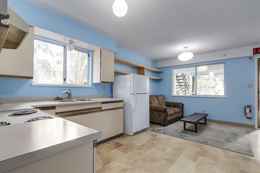 229 W 22nd Street North Vancouver, BC - 19