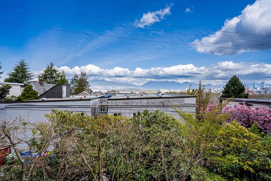 209 2211 W 2nd Avenue Vancouver, BC - 22