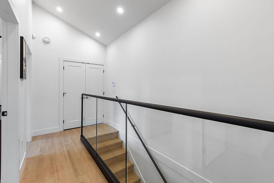 1 1620 E 11th Avenue Vancouver, BC - 27