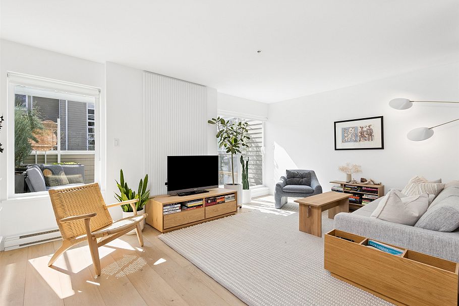 2 265 E 8th Street North Vancouver, BC - 1