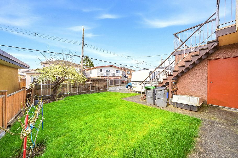 3217 E 18th Avenue Vancouver, BC - 24