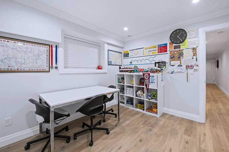 1370 Ross Road North Vancouver, BC - 28