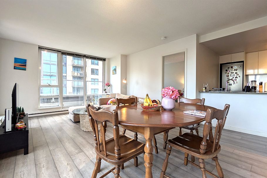 703 233 Robson Street Vancouver, BC - 3