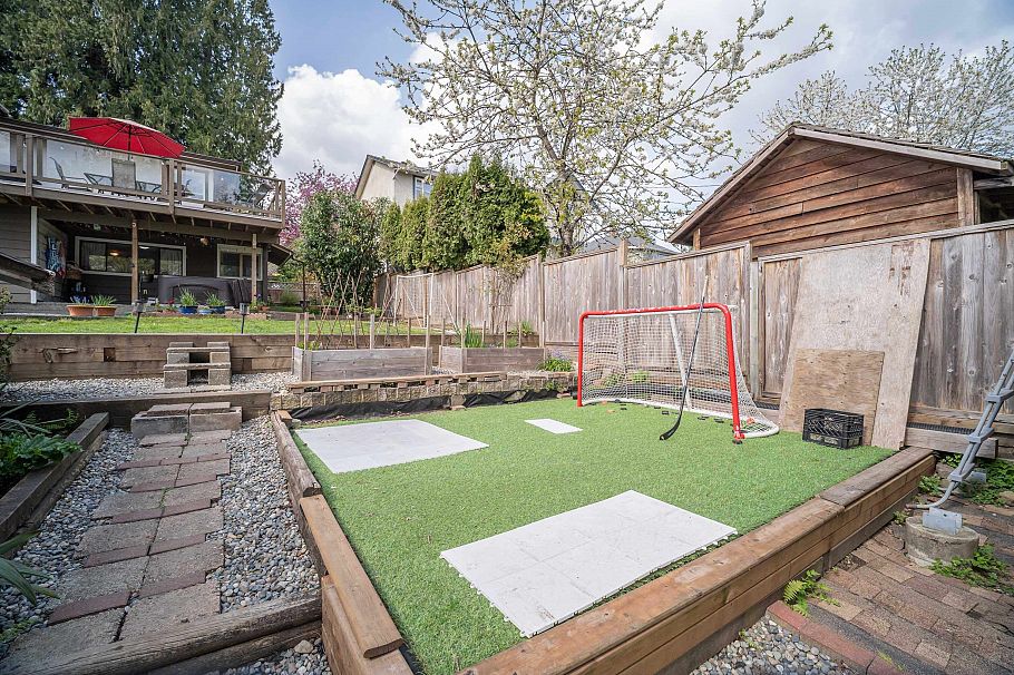 1119 Cloverley Street North Vancouver, BC - 35