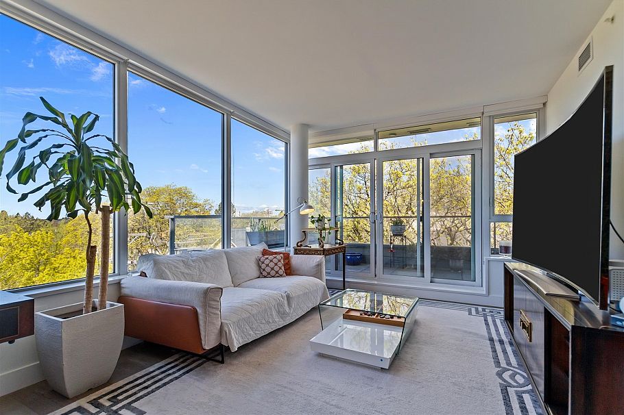 402 6333 West Boulevard Vancouver, BC - 3