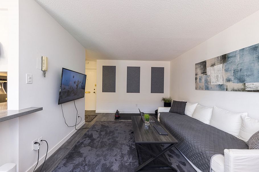 208 160 E 19th Street North Vancouver, BC - 12