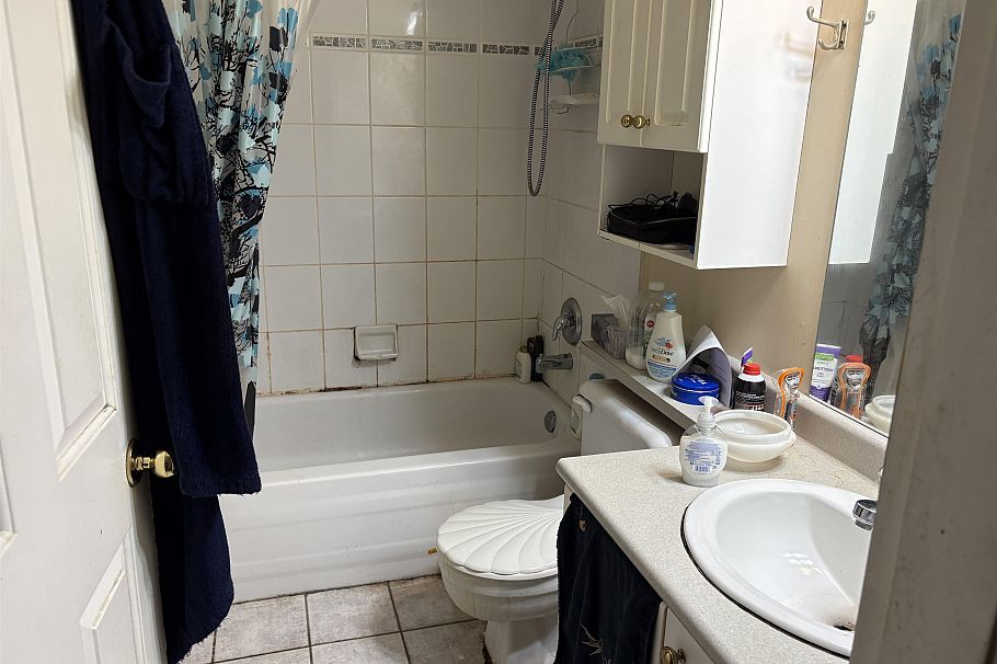 204 137 W 17th Street North Vancouver, BC - 12