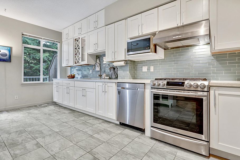 3264 Clermont Mews Vancouver, BC - 3