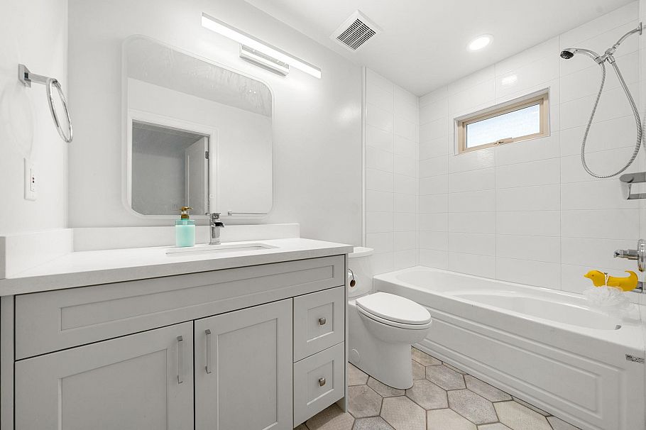 341 E 8th Street North Vancouver, BC - 30