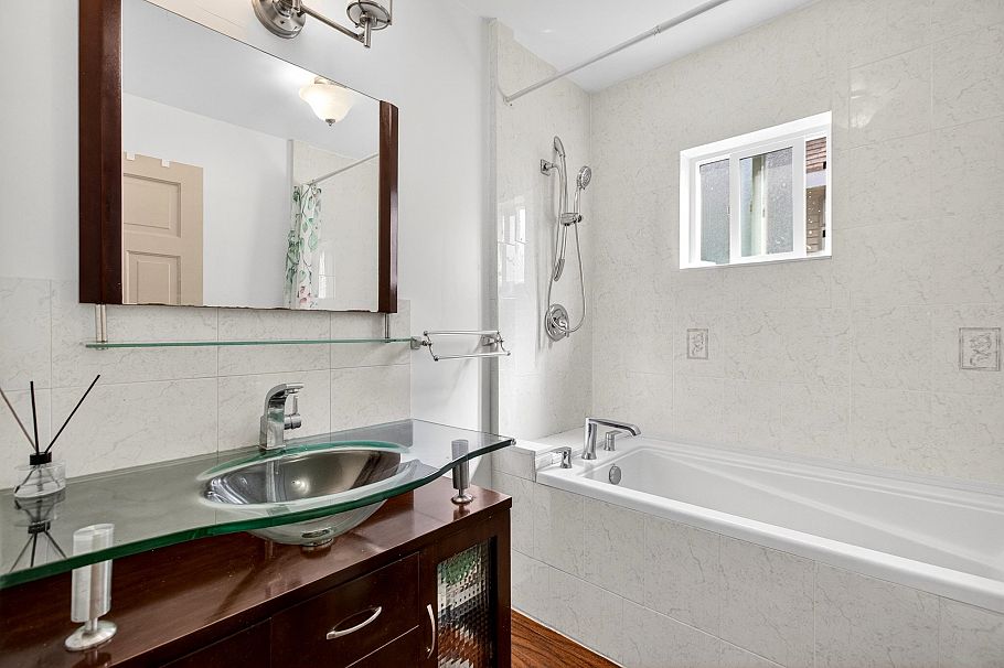 2975 W 8th Avenue Vancouver, BC - 19