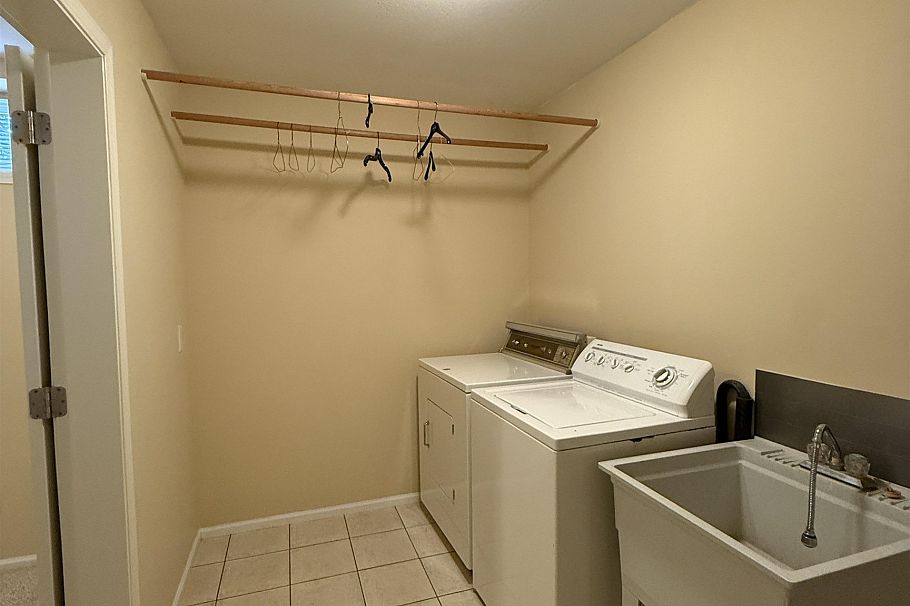 3076 E 27th Avenue Vancouver, BC - 18