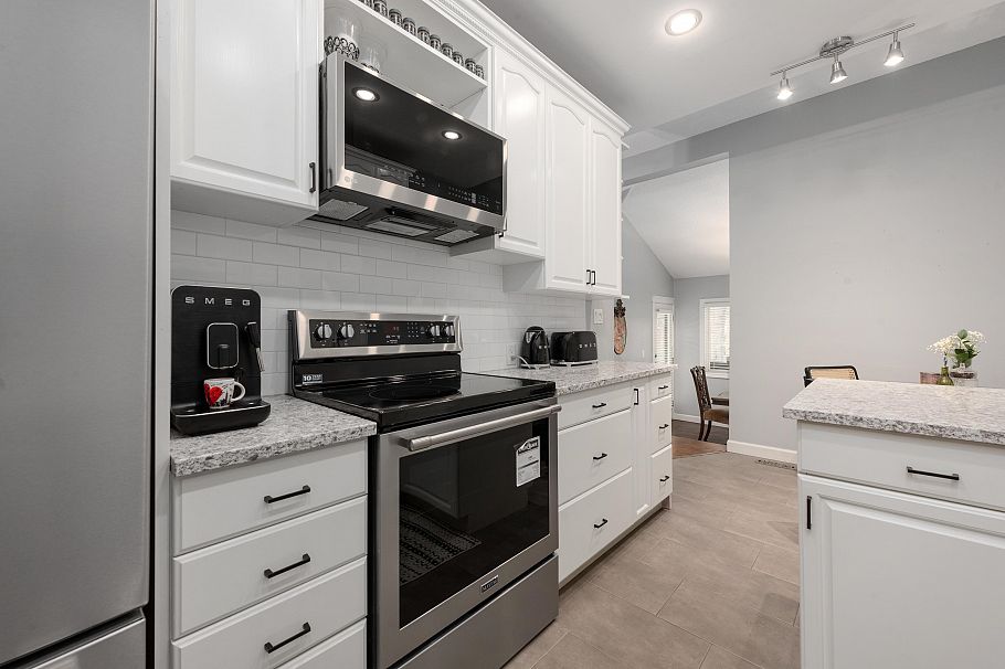 1991 Cedar Village Crescent North Vancouver, BC - 6