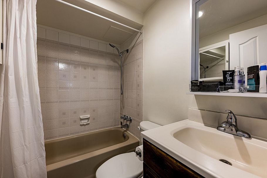 208 160 E 19th Street North Vancouver, BC - 16