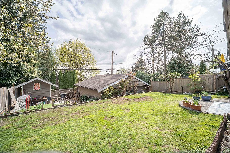 1119 Cloverley Street North Vancouver, BC - 28