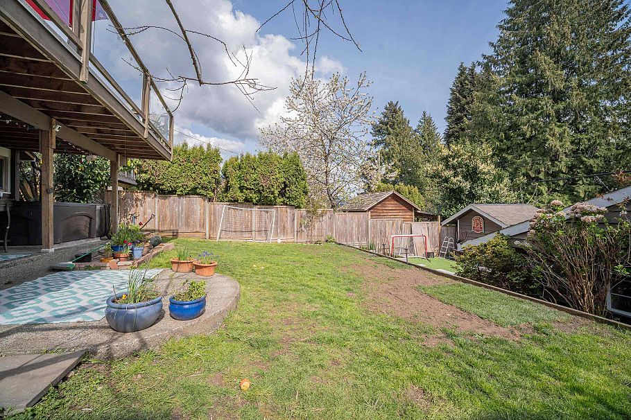 1119 Cloverley Street North Vancouver, BC - 31