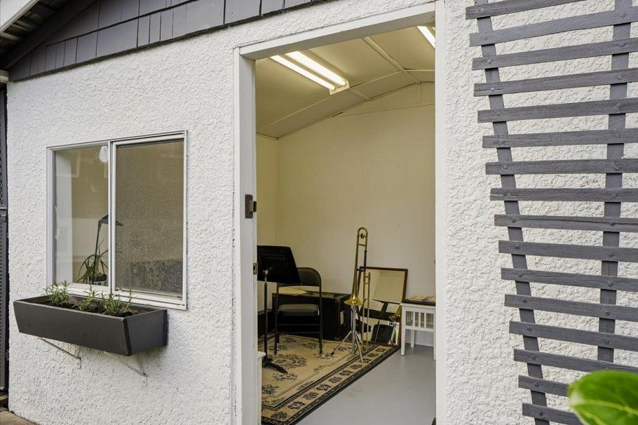 1392 Chamberlain Drive North Vancouver, BC - 37