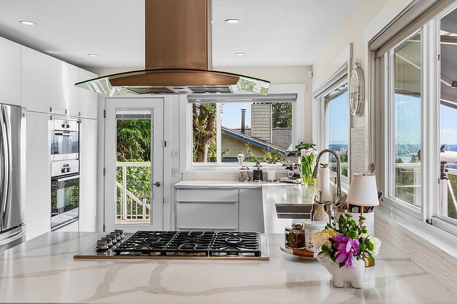 668 Alpine Court North Vancouver, BC - 10