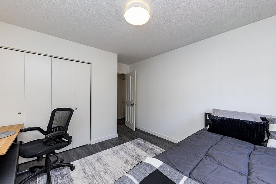 208 160 E 19th Street North Vancouver, BC - 15