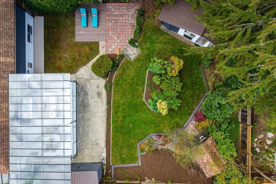 1392 Chamberlain Drive North Vancouver, BC - 35