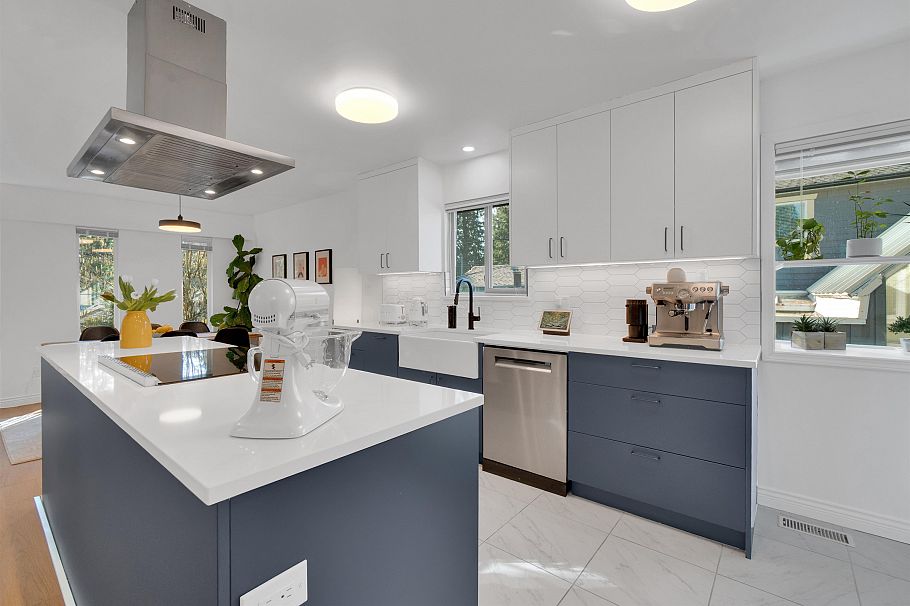 1652 Coleman Street North Vancouver, BC - 2