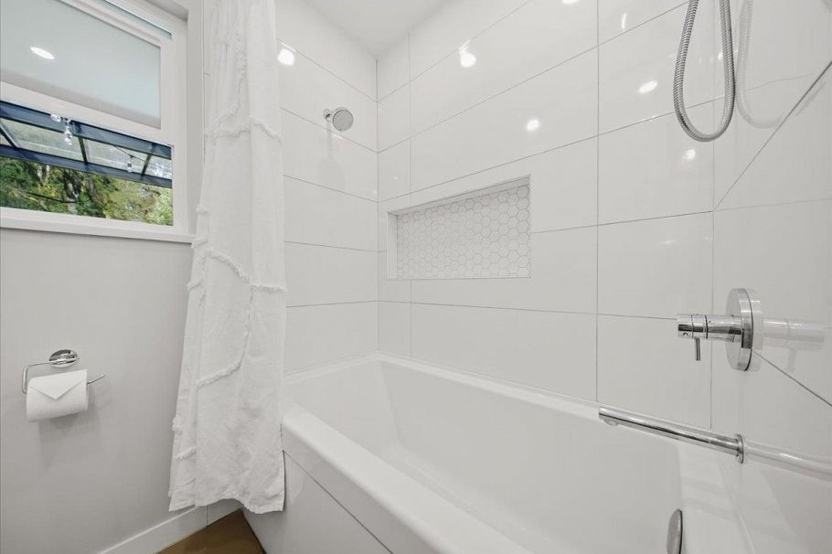 1392 Chamberlain Drive North Vancouver, BC - 18