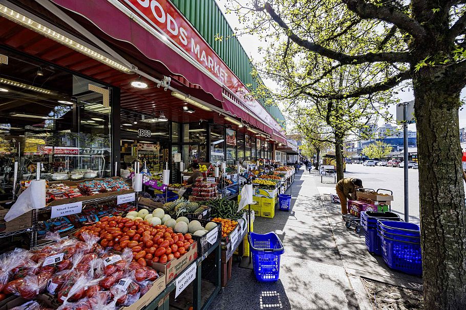 208 160 E 19th Street North Vancouver, BC - 34