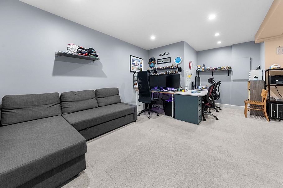 341 E 8th Street North Vancouver, BC - 34