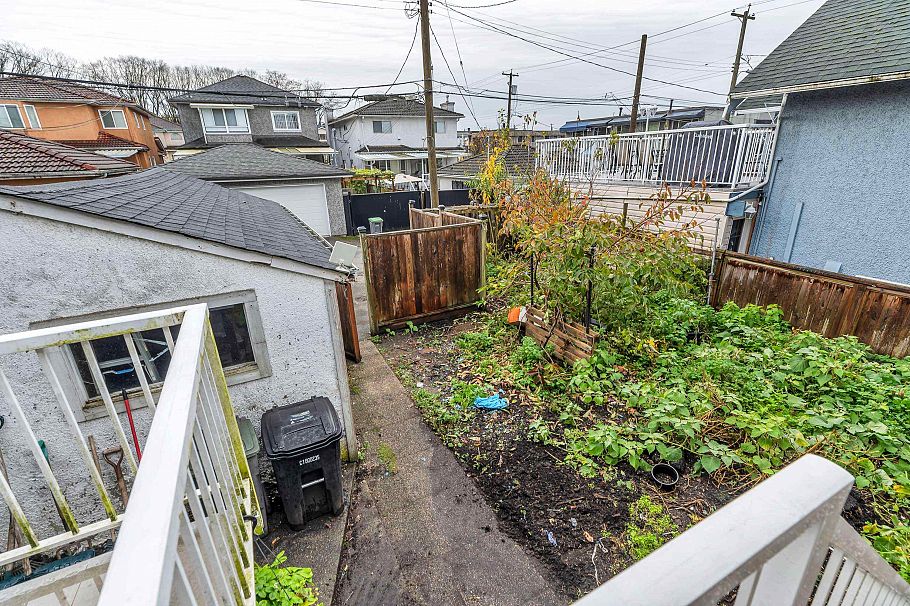 2052 E 41st Avenue Vancouver, BC - 20