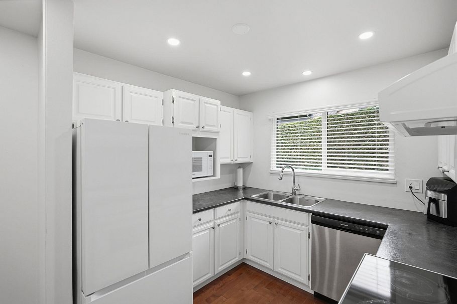 7506 Westbank Place Vancouver, BC - 8