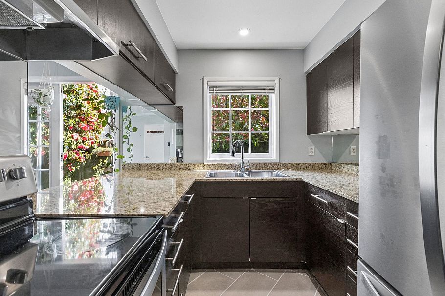 102 120 W 17th Street North Vancouver, BC - 9