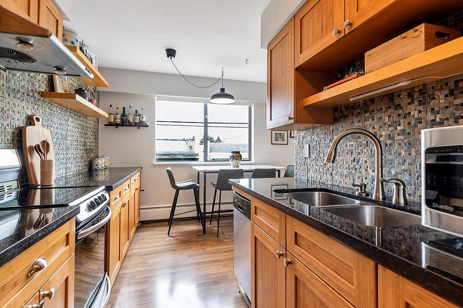 207 2080 Maple Street Vancouver, BC - 2