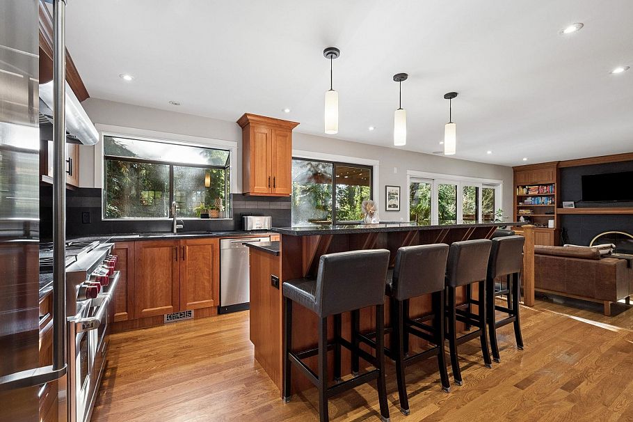 2857 Violet Street North Vancouver, BC - 10