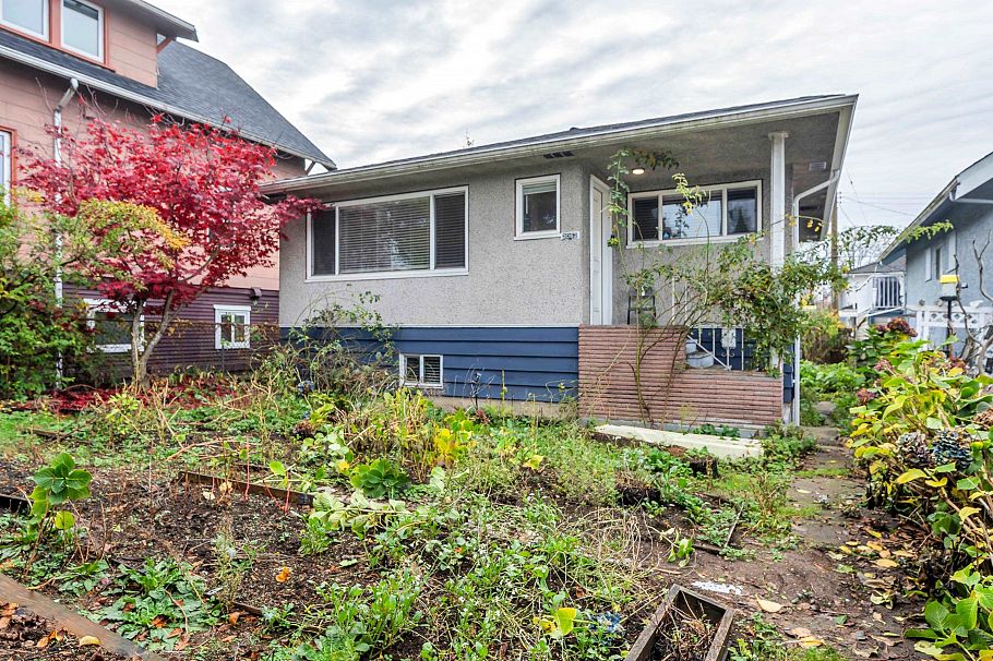 2052 E 41st Avenue Vancouver, BC - 18