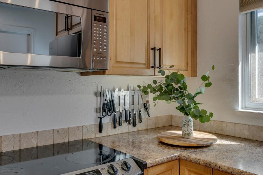 160 W 12th Street North Vancouver, BC - 5