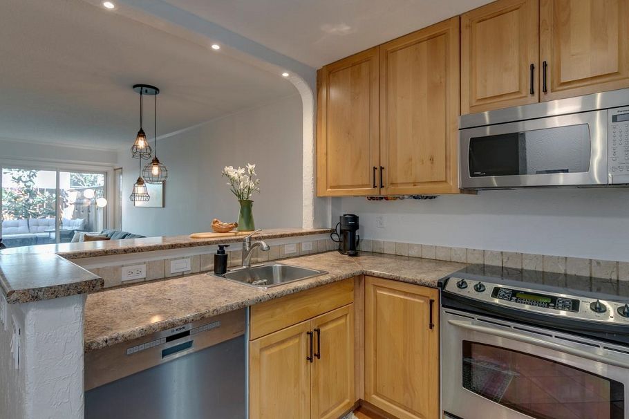 160 W 12th Street North Vancouver, BC - 2