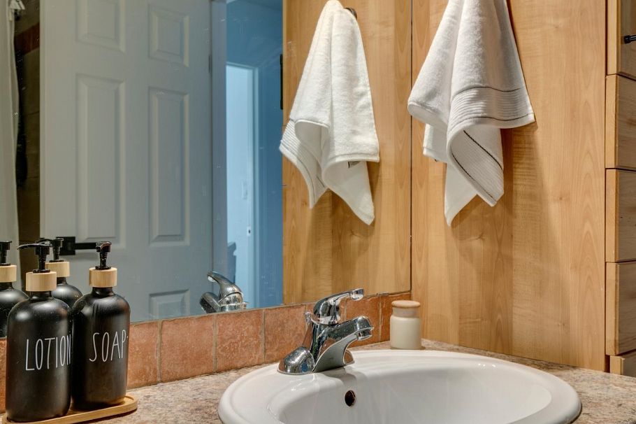 160 W 12th Street North Vancouver, BC - 23