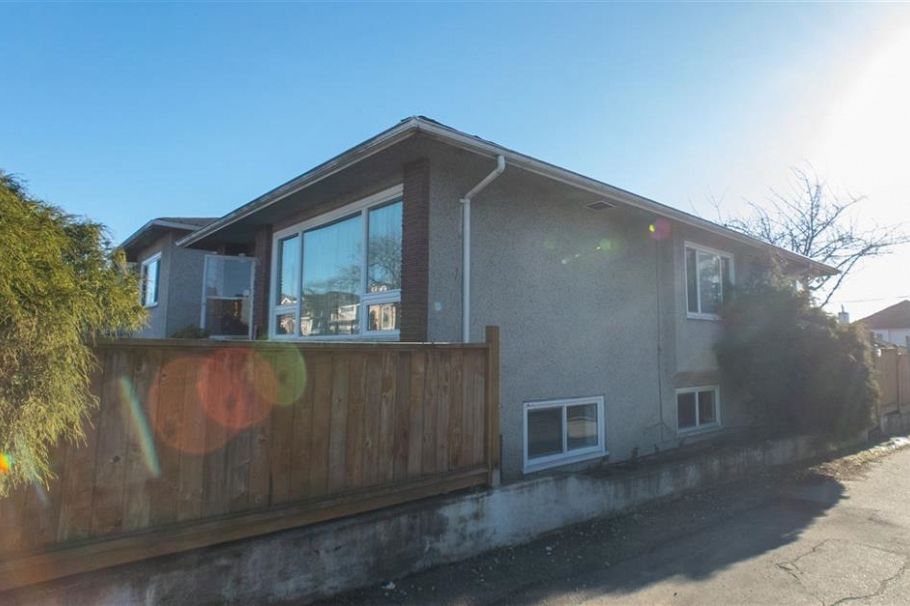 712 E 57 Avenue Vancouver, BC - 2