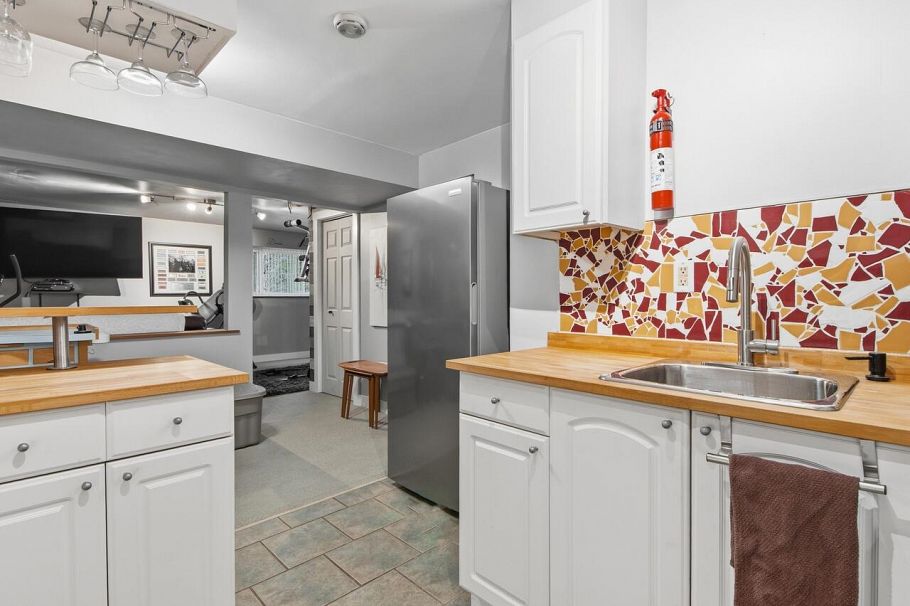 532 W 23 Street North Vancouver, BC - 17