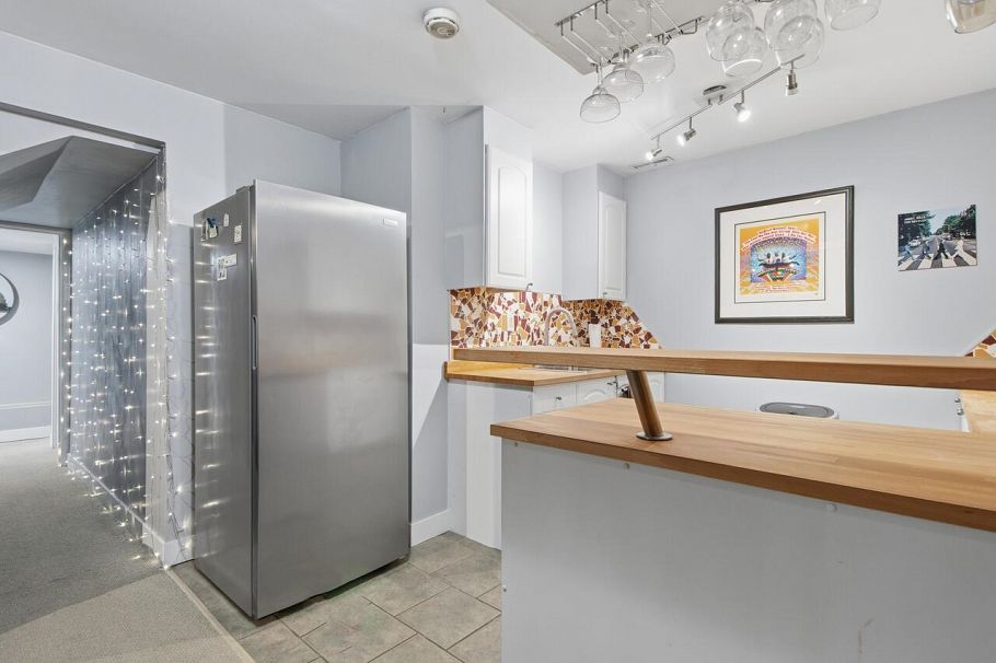 532 W 23 Street North Vancouver, BC - 16