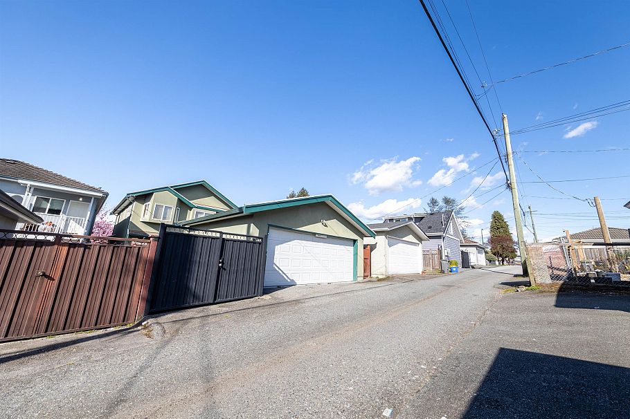 3076 E 27th Avenue Vancouver, BC - 4